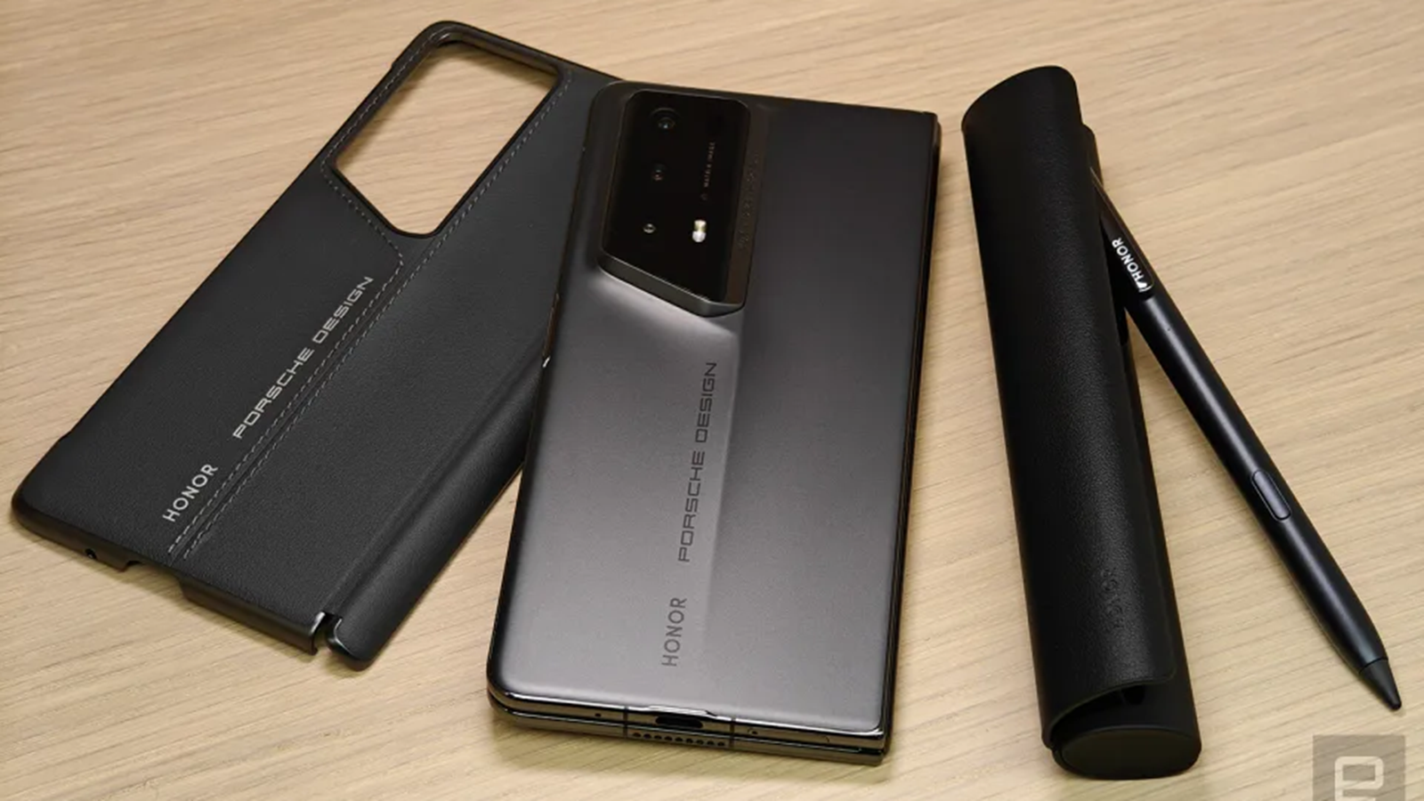 Το λεπτότερο αναδιπλούμενο κινητό στον κόσμο αποκτά Porsche Design